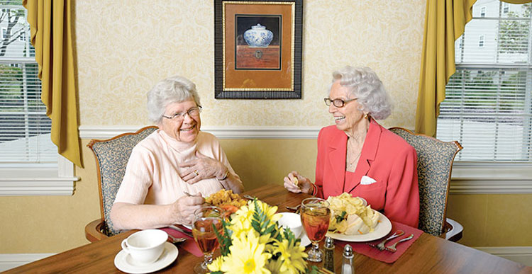 2 women enjoying lunch together at senior independent living community